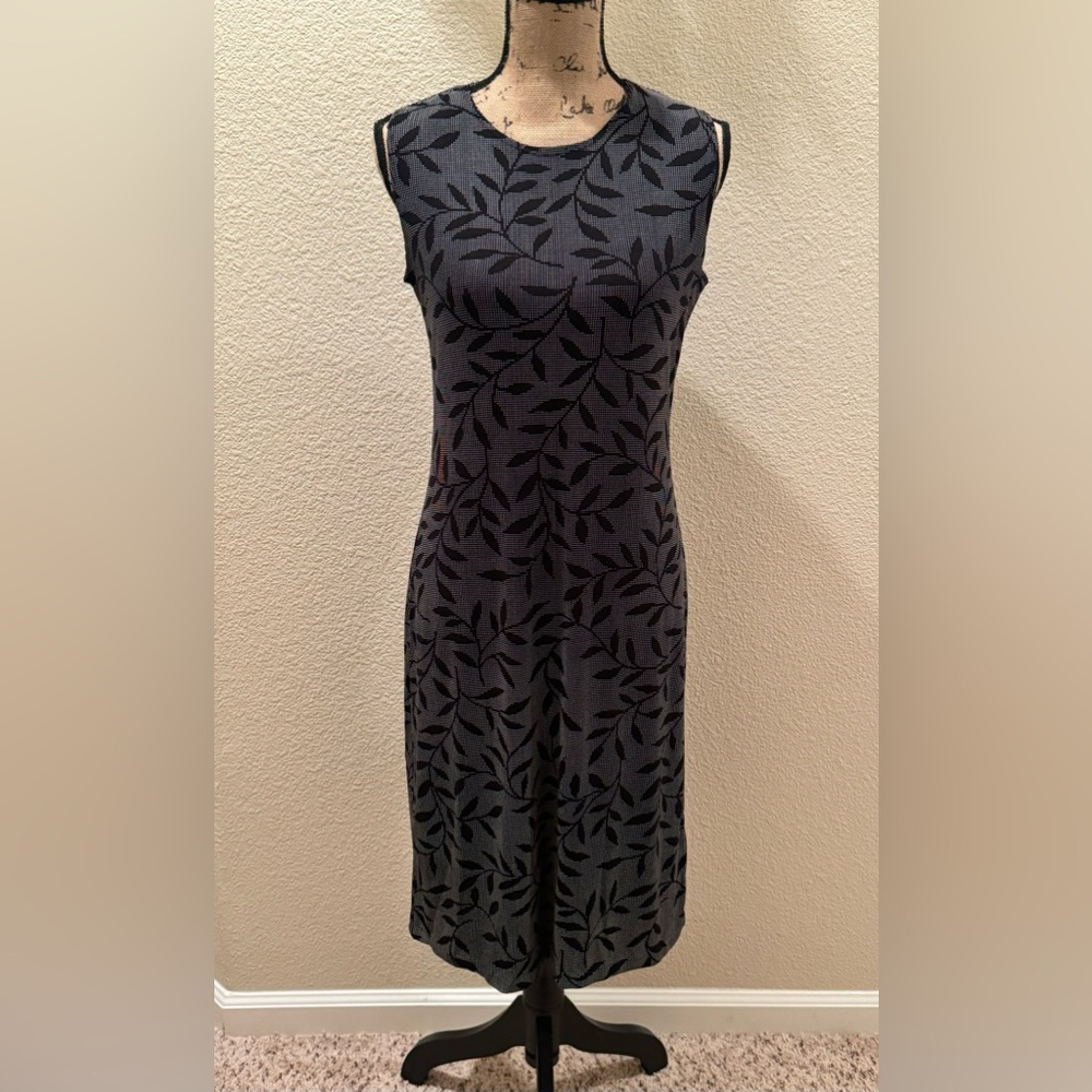 Women’s Sleeveless Classic Modern Cocktail Dress